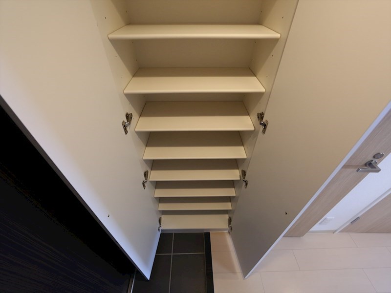 玄関　玄関　シューズボックス付（収納充実してます）