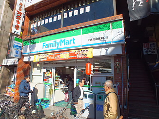 コンビニ　ファミリーマート（コンビニ）まで100m