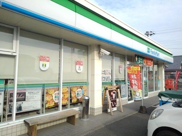 コンビニ　ファミリーマート粟野名店（コンビニ）まで600m