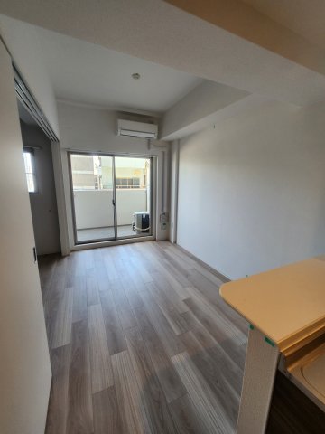 居室・リビング　お部屋によって壁紙・床の色が異なります。