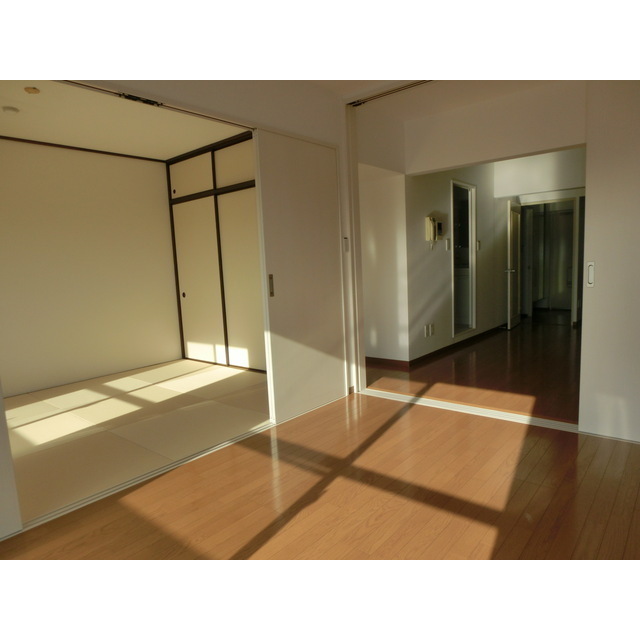 居室・リビング　洋室６帖＋和室６帖