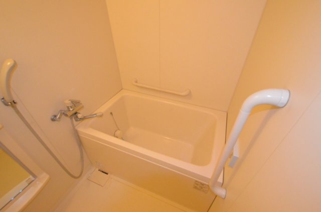 バス・シャワールーム　バストイレセパレートタイプの浴室です♪