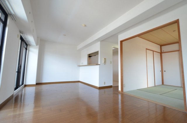 居室・リビング　明るく広々としたリビングです♪