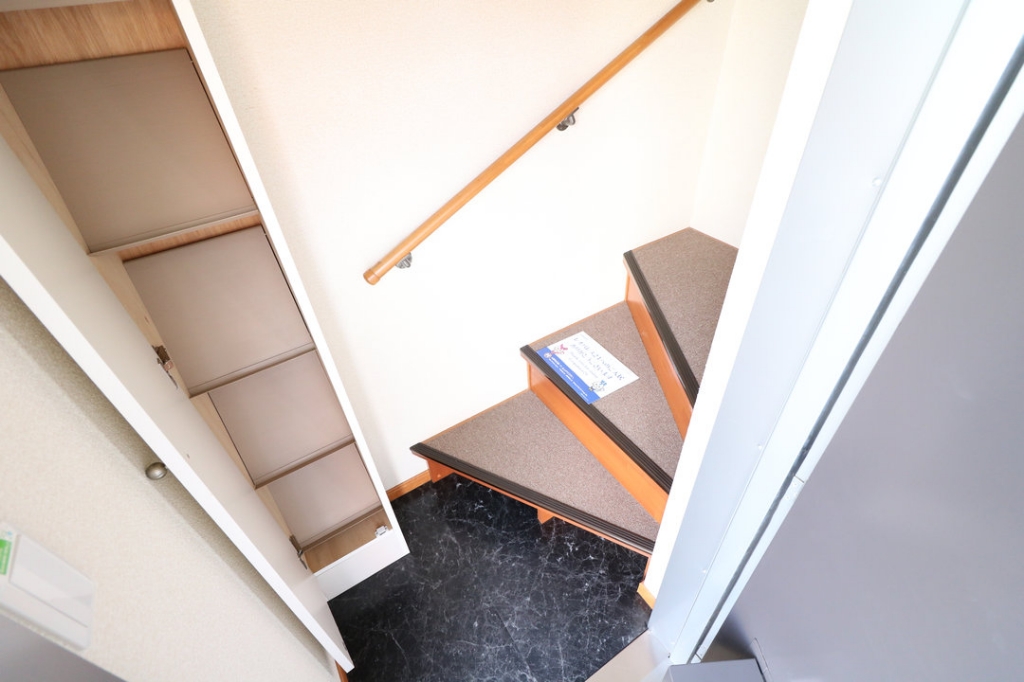 玄関　2F部屋のみ各専用階段有※冬場でも雪の心配がありません。