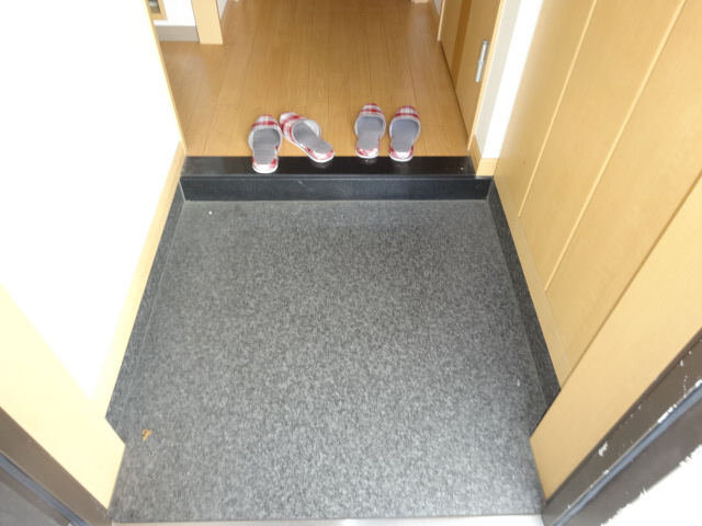 玄関　上下にしまえるカウンター下駄箱