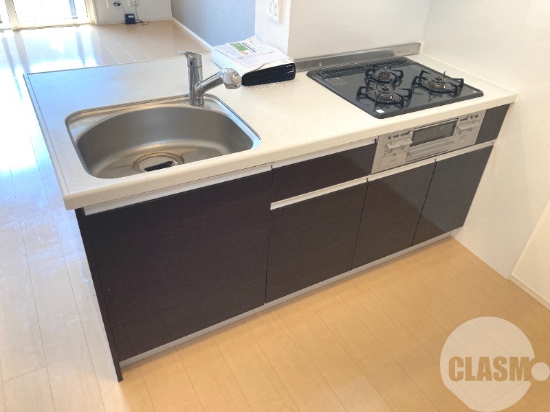 キッチン　効率よくお料理できる３口コンロ付き♪