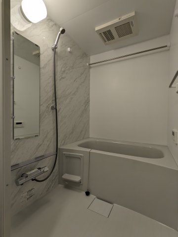 バス・シャワールーム　コンパクトで使いやすいお風呂です