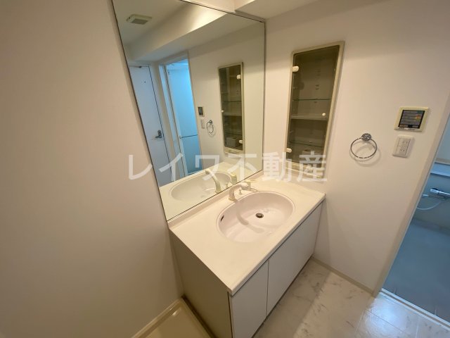 洗面設備　明るい洗面所です