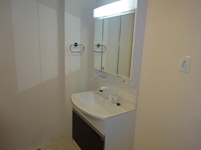 洗面設備　※同タイプの部屋写真です