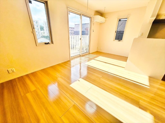 居室・リビング　同一建物内２０１号室内装写真転載