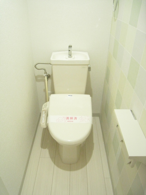 トイレ　※同タイプ参考写真（クロスの色柄が異なる場合があります）