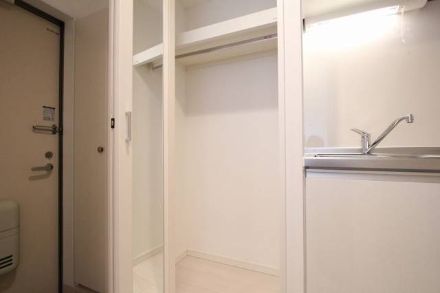 収納　クローゼットにはうれしい姿見つき