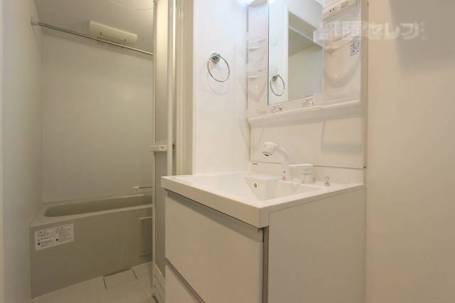 洗面設備　化粧台もついているので、収納にも便利