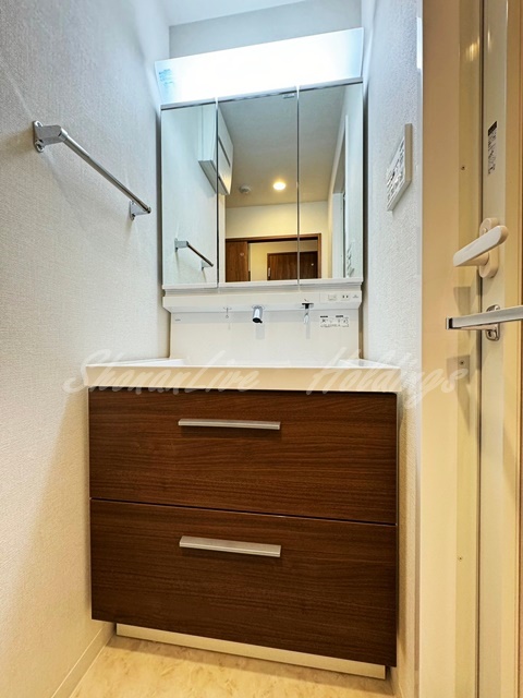 洗面設備　明るい洗面所です