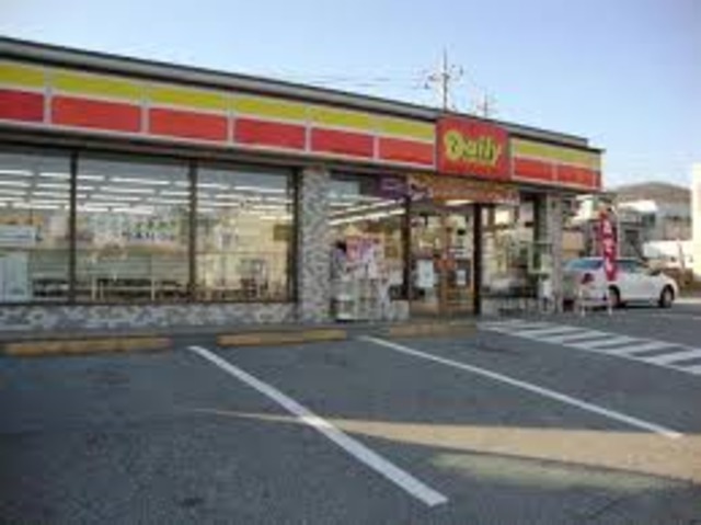 コンビニ　ニューヤマザキデイリーストア（コンビニ）まで851m