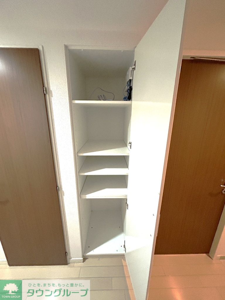 収納　廊下収納棚（クリーニング前）