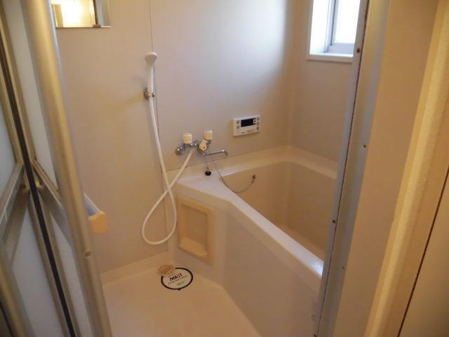 バス・シャワールーム　窓が付いているので換気もしやすいです。