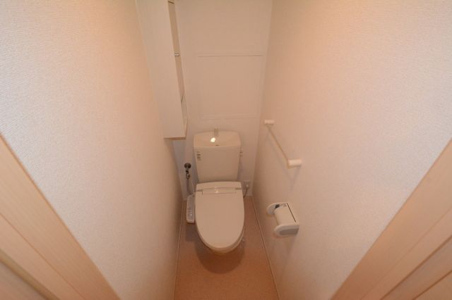トイレ　温水洗浄便座付きのトイレです♪