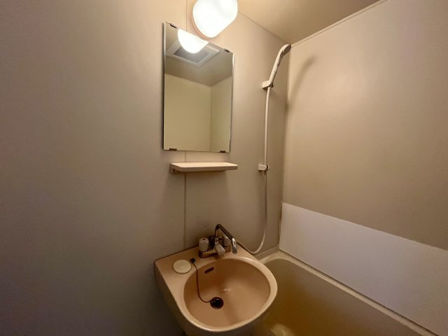 洗面設備　浴室に洗面台あります！