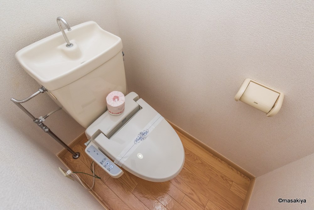 トイレ　トイレ　ウォシュレット付き。