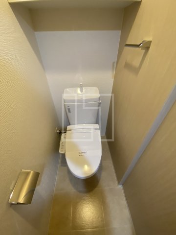 トイレ　コンフォリア心斎橋EAST　温水洗浄便座