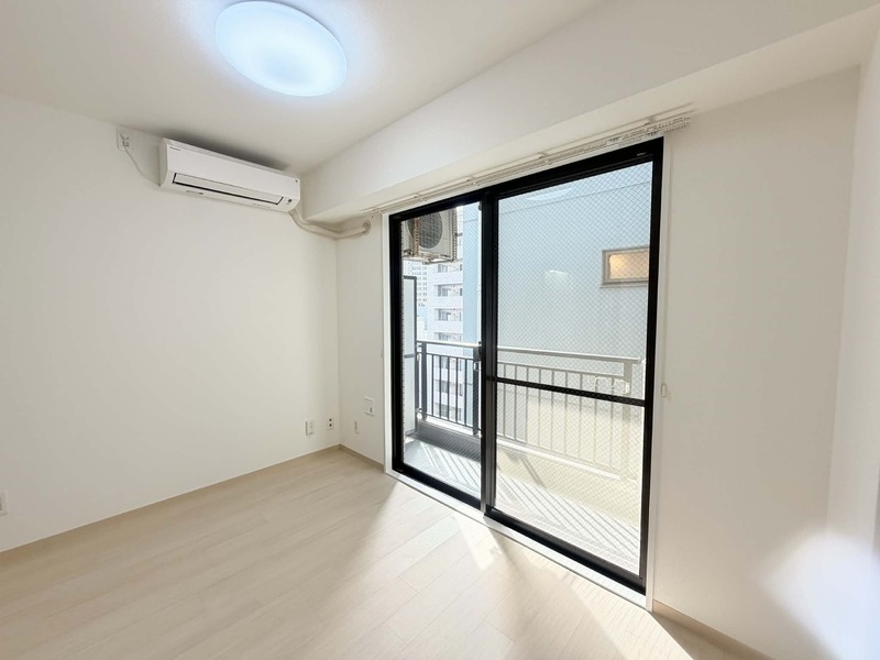 その他部屋・スペース　落ち着いた色合いの床材を使用した居住空間です。