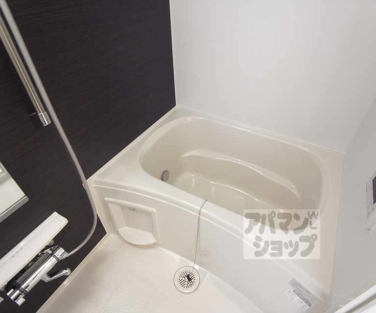 バス・シャワールーム　バスルームです