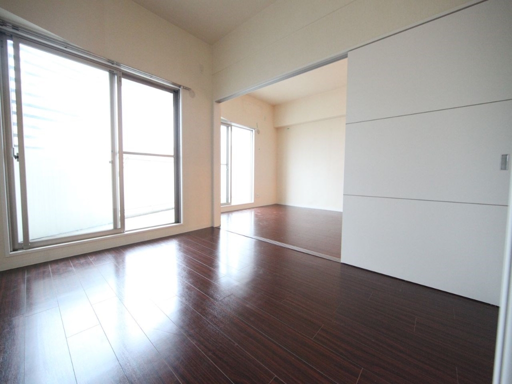 バルコニー　リビング17.8帖　洋室6.3帖　」バルコニーに面しています