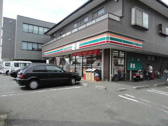 コンビニ　セブンイレブン（コンビニ）まで526m