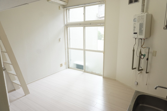 居室・リビング　★洋室８帖です★