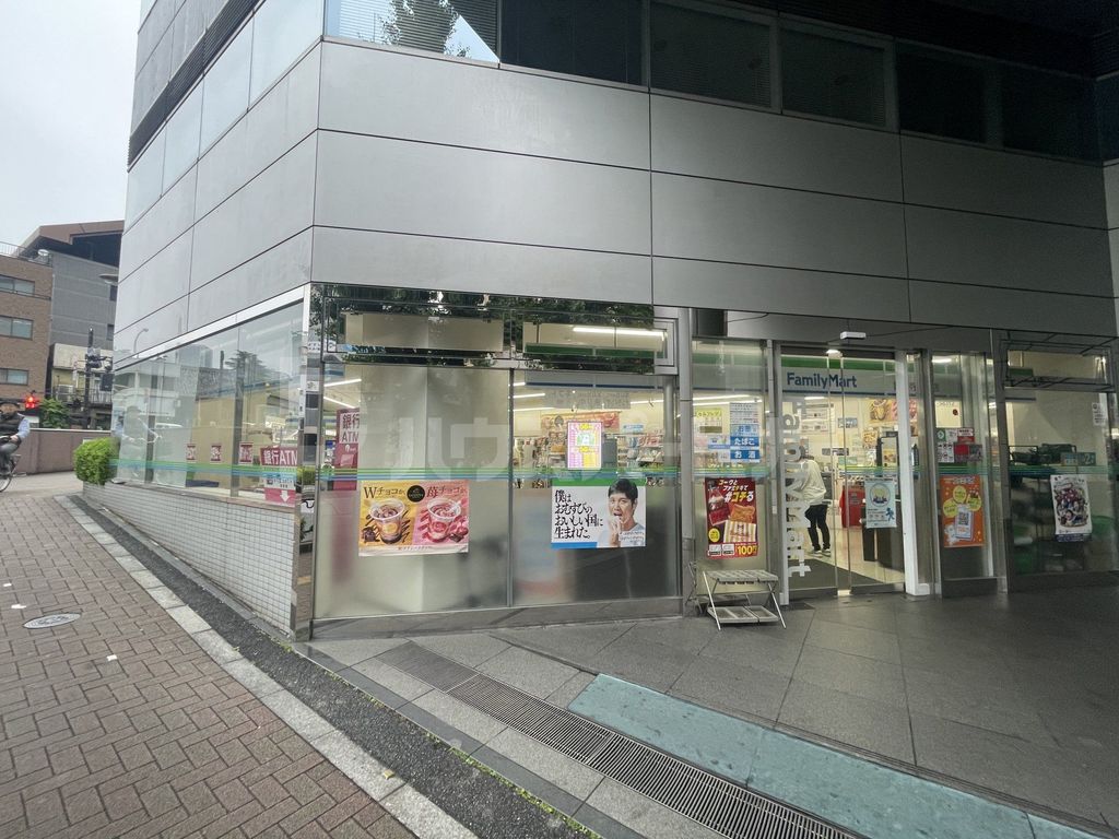 コンビニ　ファミリーマート護国寺駅前店（コンビニ）まで210m