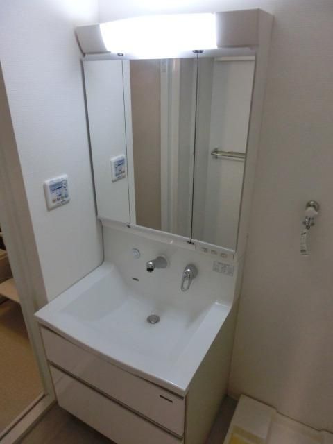 洗面設備　シャンプードレッサー　鏡裏収納あり