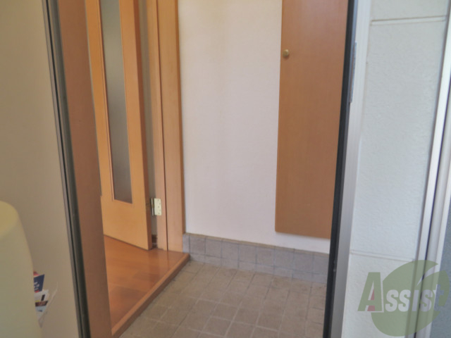 玄関　玄関からはすぐドアで仕切られているのでいい感じ。