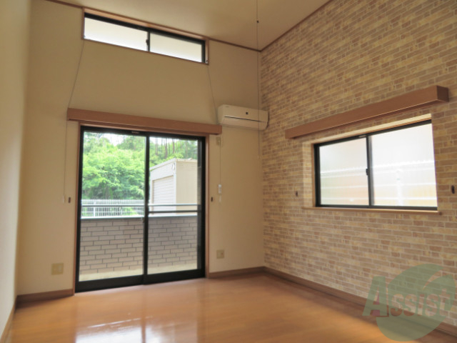 居室・リビング　デザインクロスがおしゃれな感じ。広さも有って落ち着きます~。