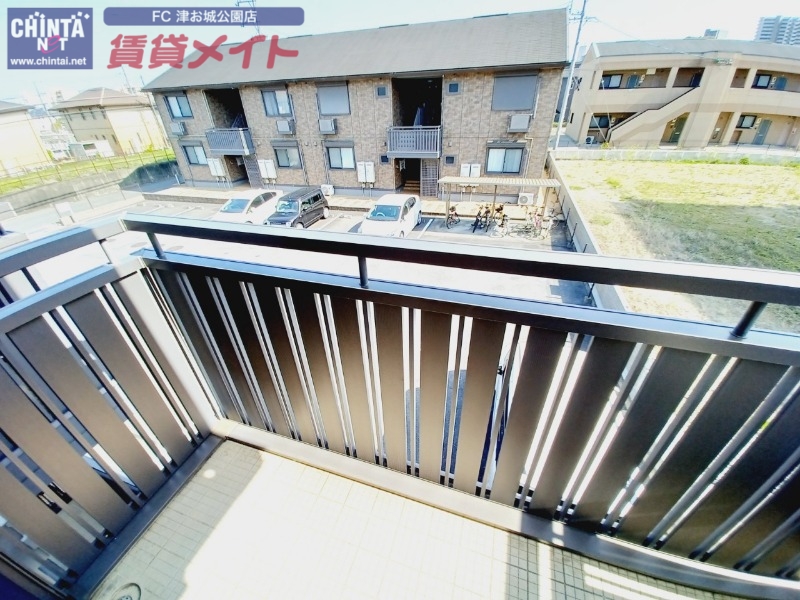 バルコニー　同建物別部屋反転写真です