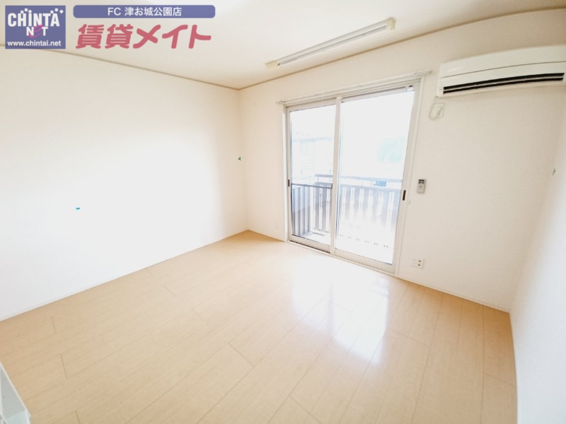 居室・リビング　同建物別部屋反転写真です