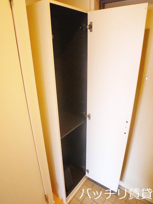 玄関　＊画像は別部屋の為イメージ、現状優先致します