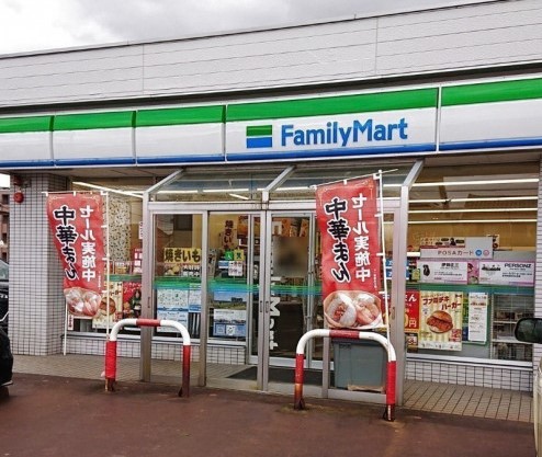 コンビニ　ファミリーマート長岡川崎店（コンビニ）まで595m