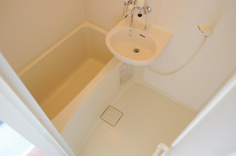 バス・シャワールーム　明るい色調のお風呂です。体も心も癒されます