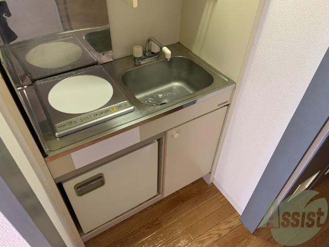 キッチン　シンプルなキッチンです。一人暮らしにはちょうどいいサイズ。