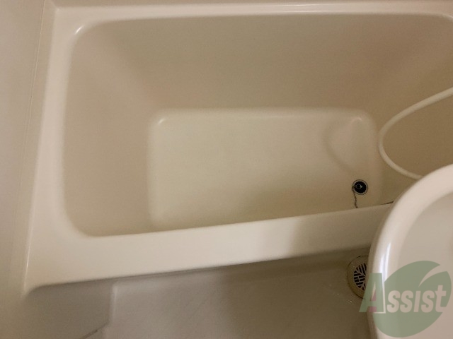 バス・シャワールーム　バスルームは狭すぎず、シャワーも浴びやすそうです。