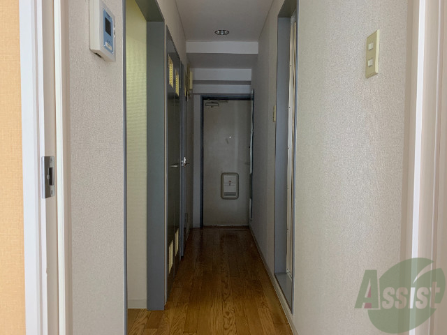 玄関　廊下の様子です。幅も狭くなく、利用しやすいですよ。