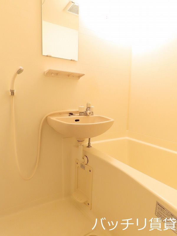 バス・シャワールーム　別号室タイプの為、現状を優先致します。