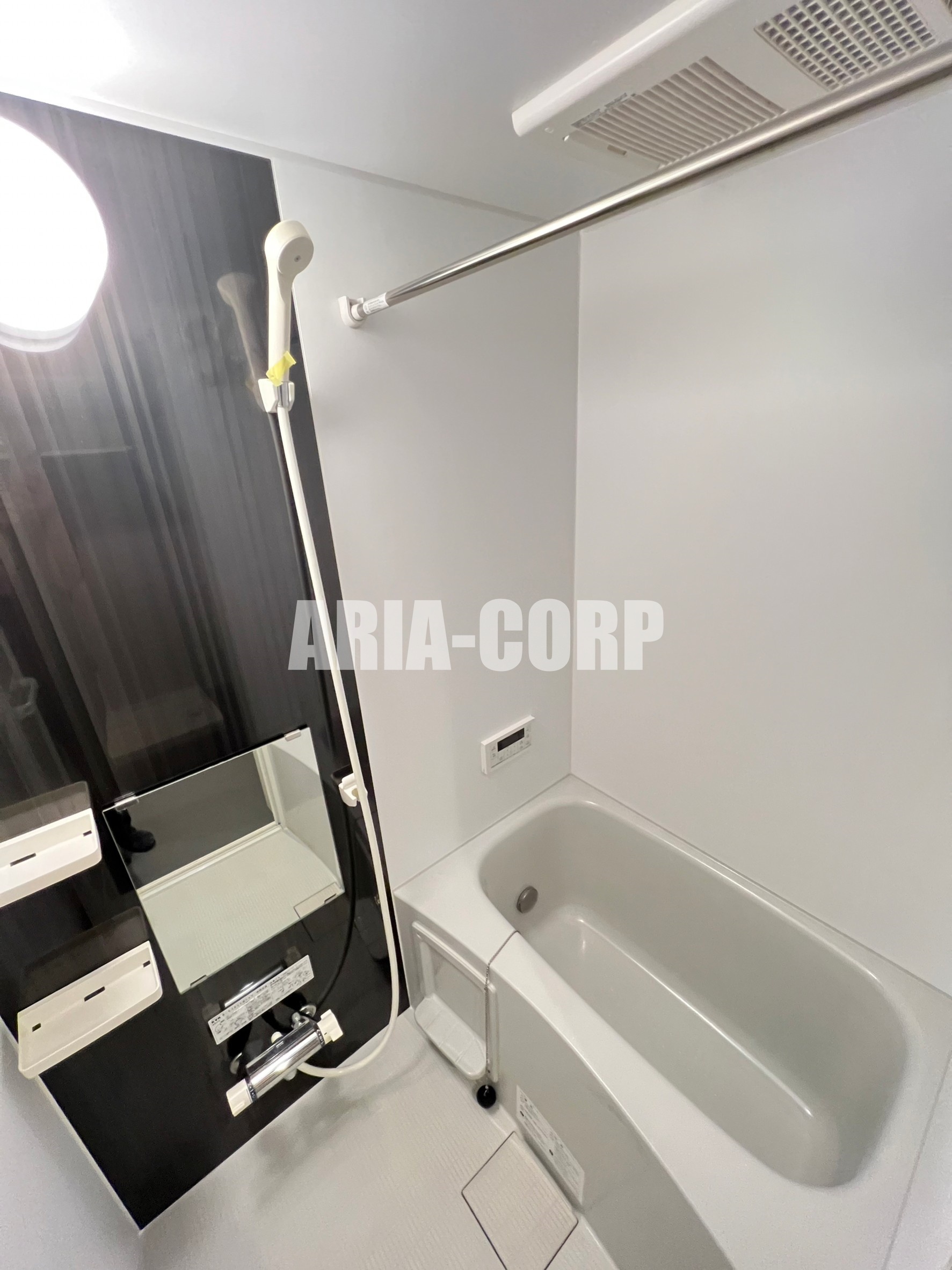 バス・シャワールーム　追い焚き機能付。カラーパネル採用でお洒落なバスルームです♪