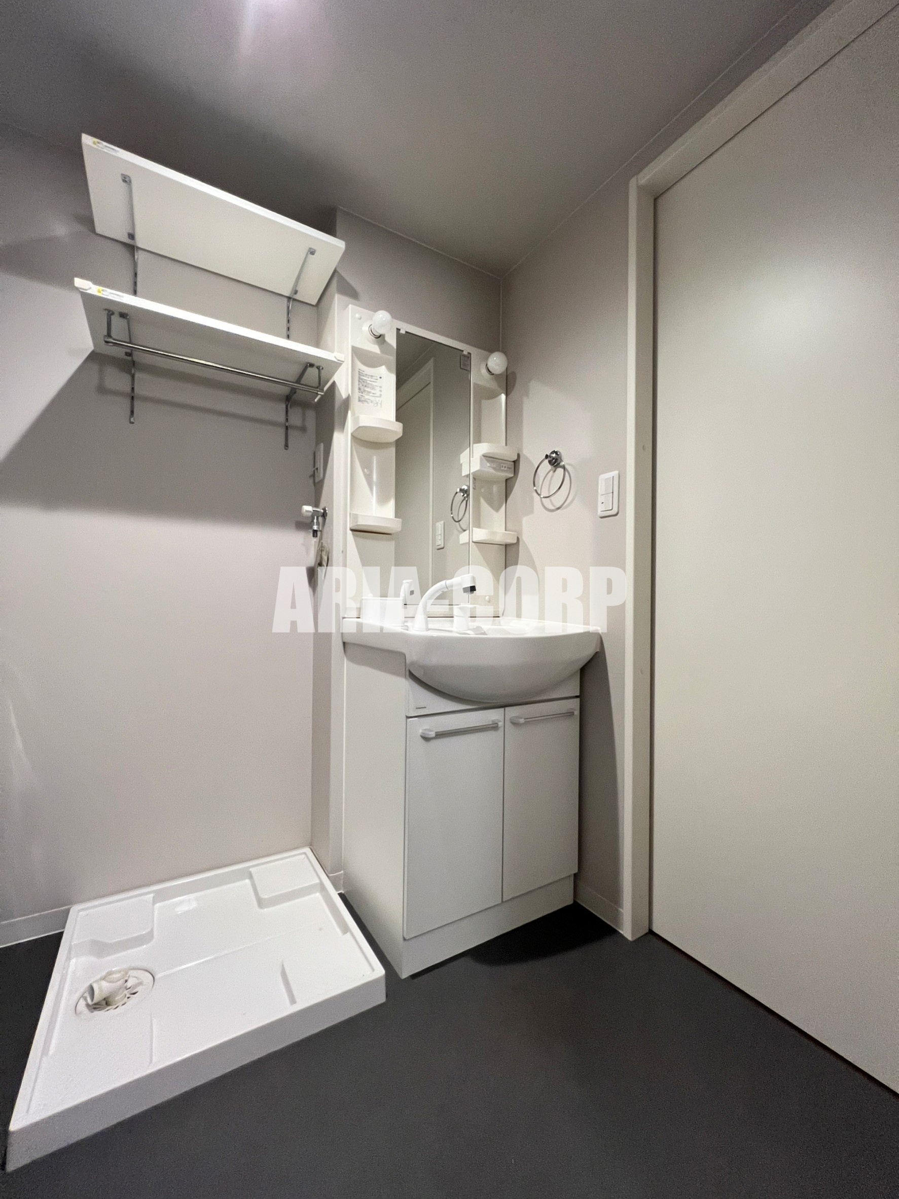 洗面設備　シャンプードレッサー付きの独立洗面台！収納豊富で便利です♪