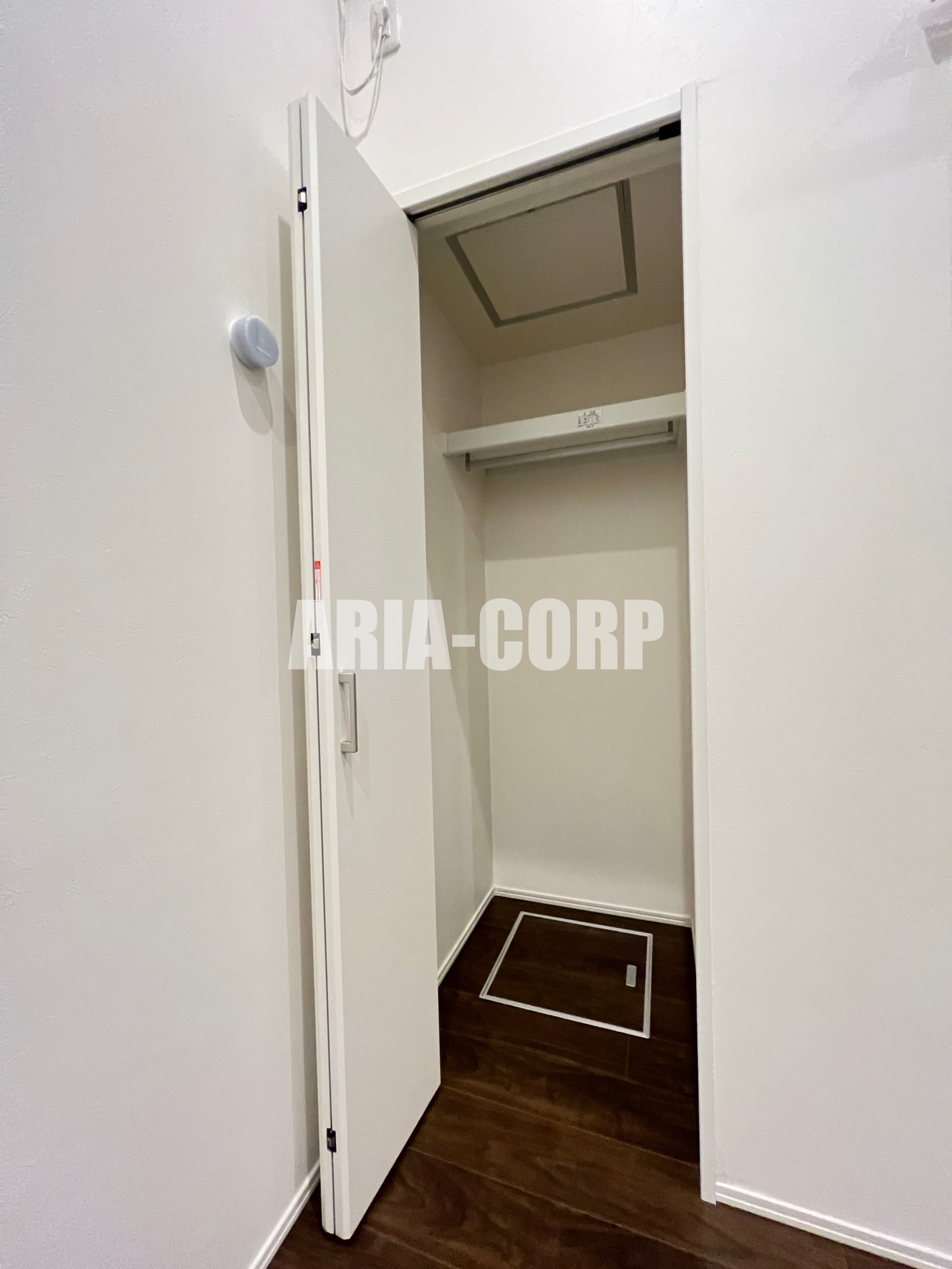 収納　クローゼット、上部には便利な棚がございます。