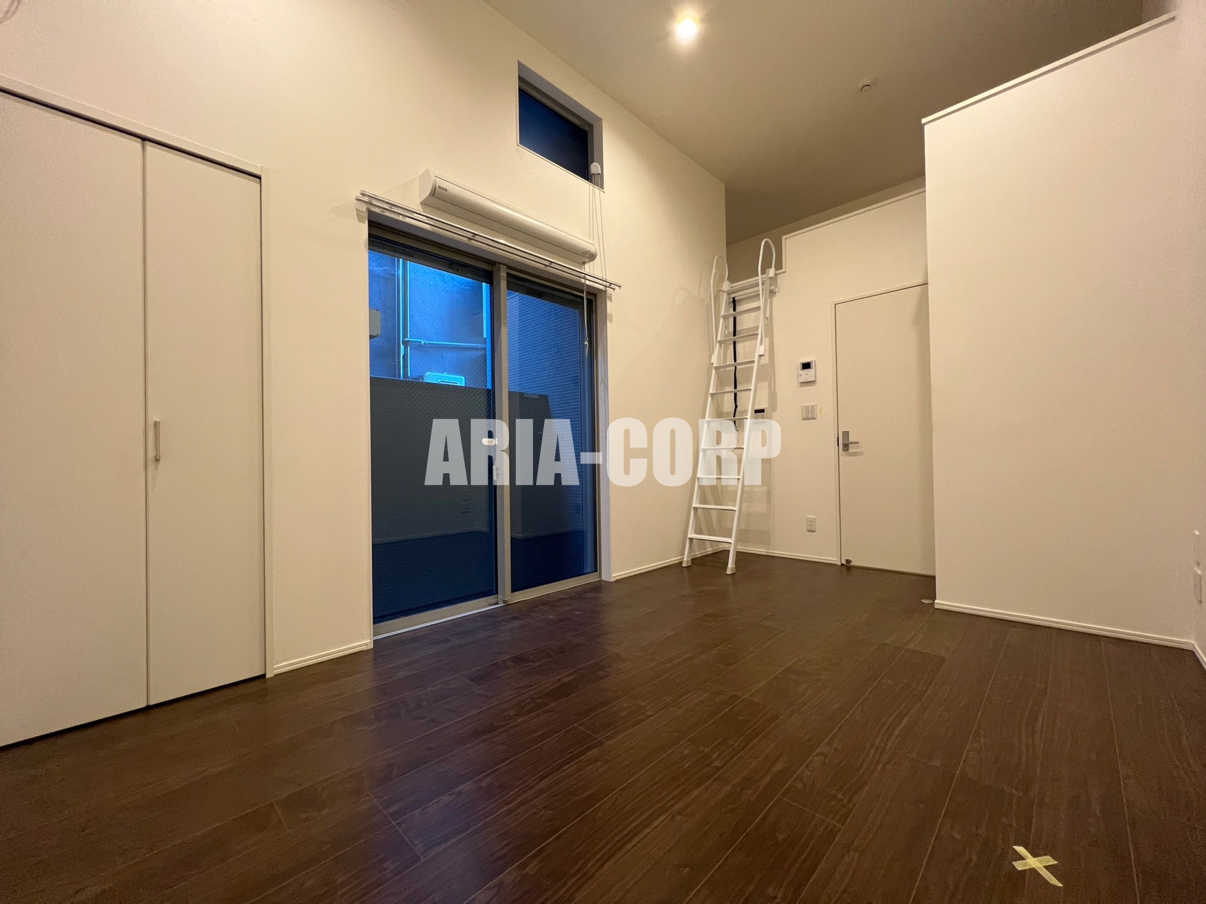 居室・リビング　広々としたお洒落な空間！天井高さのある開放的なお部屋です♪