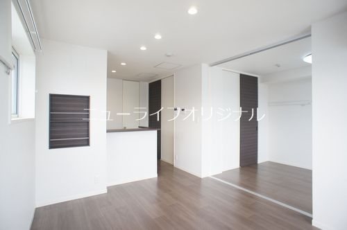 居室・リビング　対面キッチンのあるリビングで、会話が弾みそうです♪