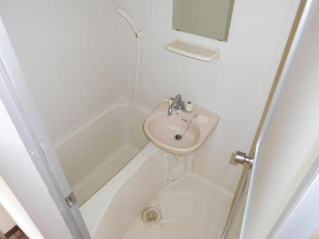 バス・シャワールーム　一日の疲れを癒して下さい。