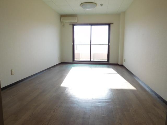 居室・リビング　キッチン側から洋間の眺めです。